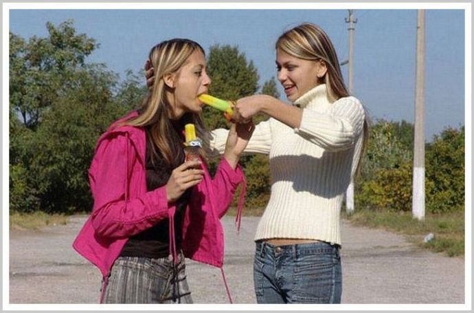 Сексапильные красавицы очень эротично сосут леденцы