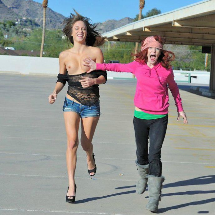 На фото приколах разные девушки демонстрируют порочность