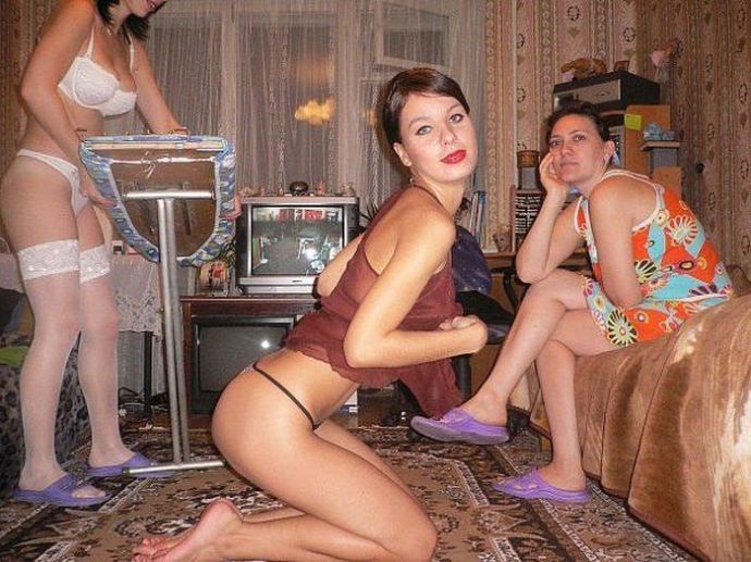 На фото приколах разные девушки демонстрируют порочность