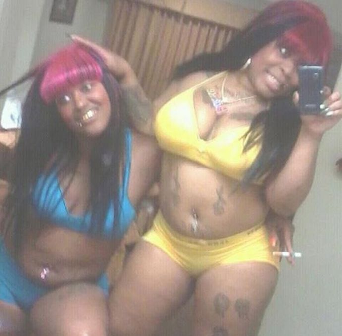 На фото приколах разные девушки демонстрируют порочность