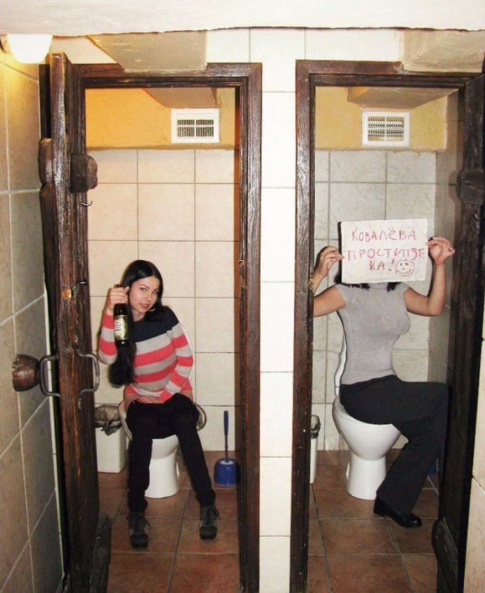 На фото приколах разные девушки демонстрируют порочность