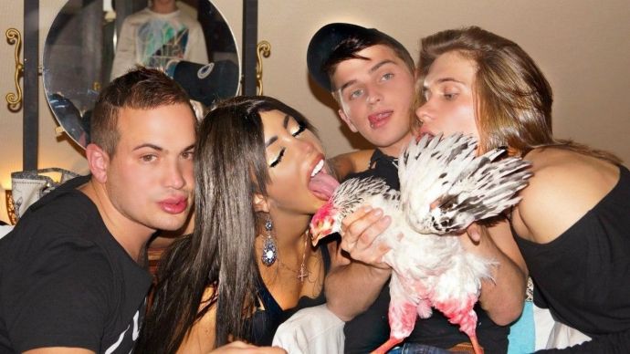 На фото приколах разные девушки демонстрируют порочность