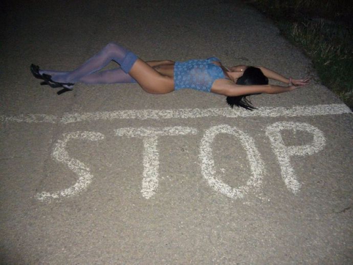 На фото приколах разные девушки демонстрируют порочность