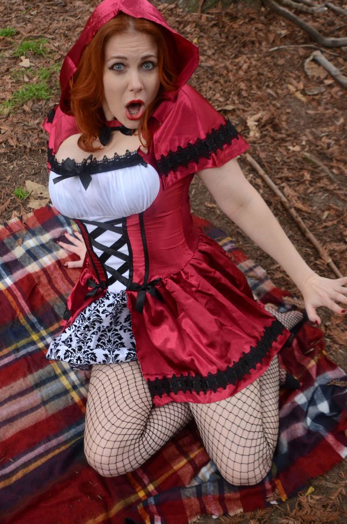 Красная шапочка в лесу показывает огромные сисяндры