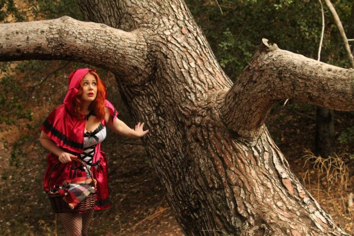 Красная шапочка в лесу показывает огромные сисяндры