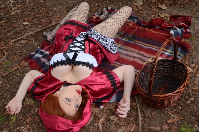 Красная шапочка в лесу показывает огромные сисяндры