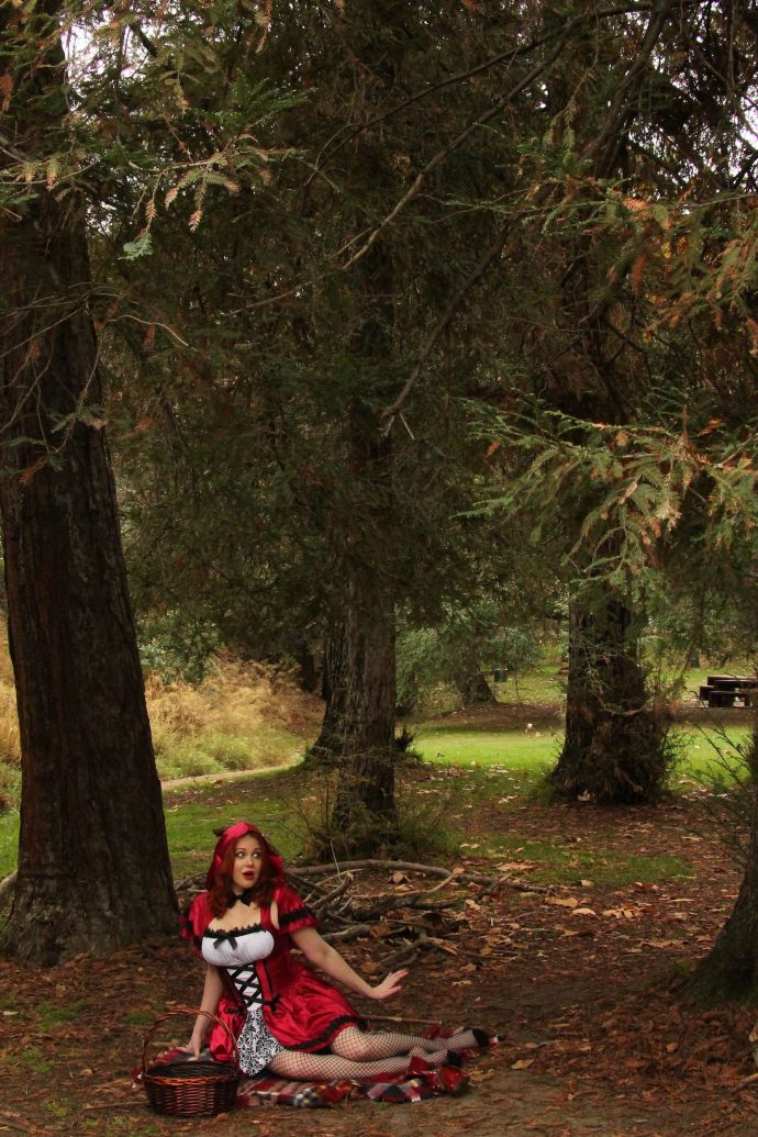 Красная шапочка в лесу показывает огромные сисяндры