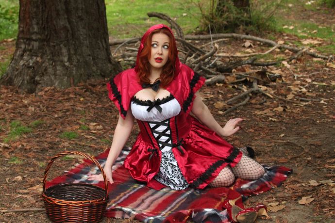 Красная шапочка в лесу показывает огромные сисяндры