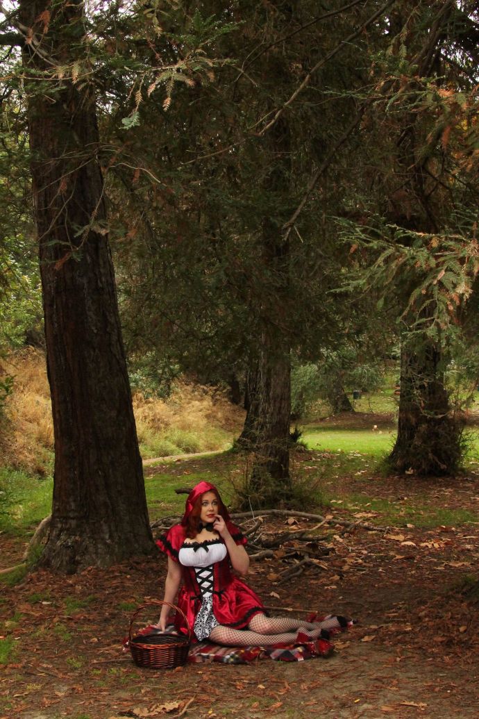 Красная шапочка в лесу показывает огромные сисяндры