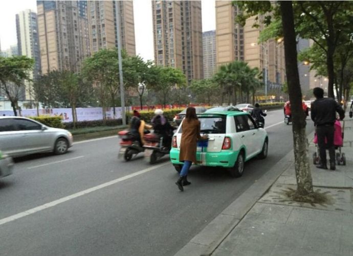 Женщина способная на многое, чтобы сэкономить на эвакуаторе