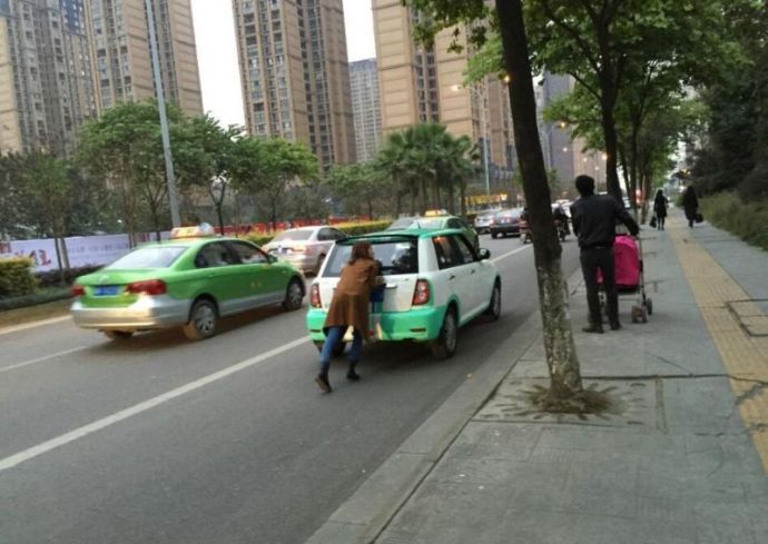 Женщина способная на многое, чтобы сэкономить на эвакуаторе