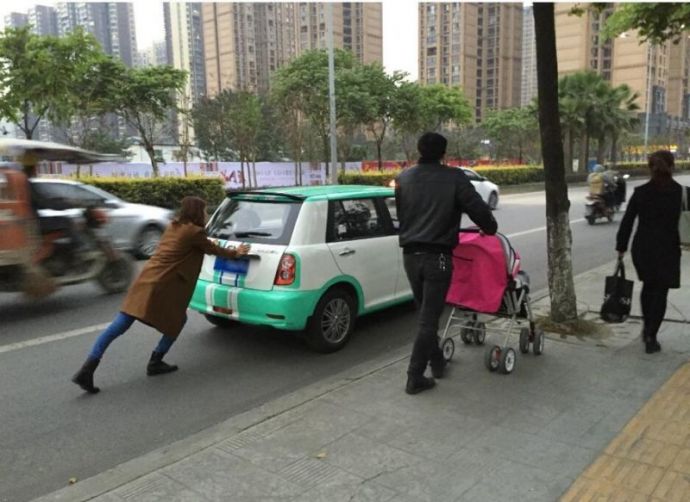 Женщина способная на многое, чтобы сэкономить на эвакуаторе