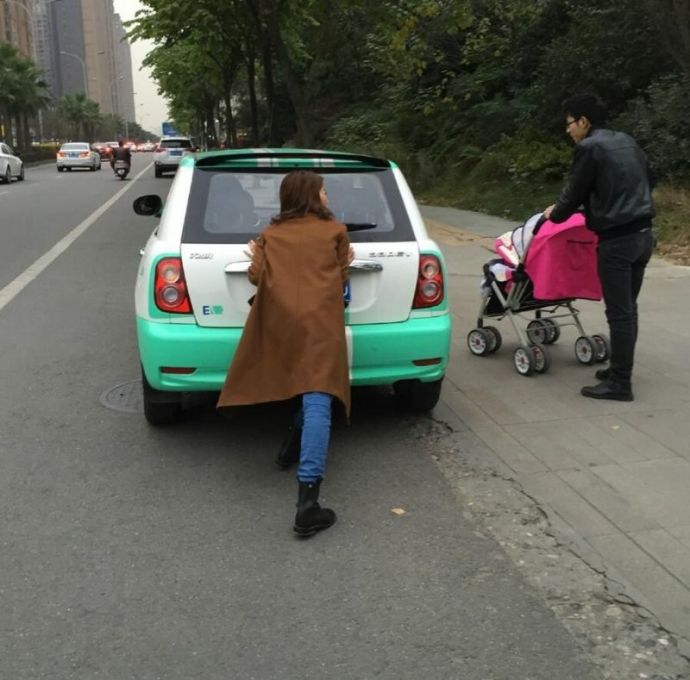 Женщина способная на многое, чтобы сэкономить на эвакуаторе