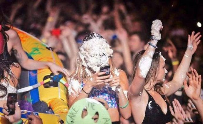 Девушки и гаджеты 2016 года