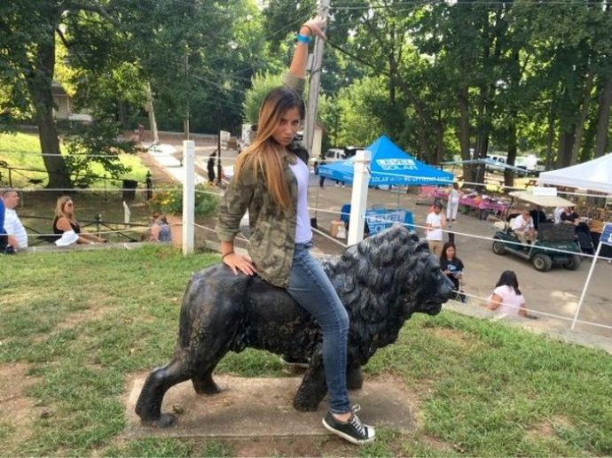 Девушки перекашивают лица