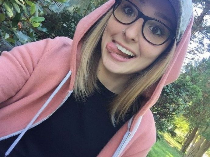 Девушки перекашивают лица