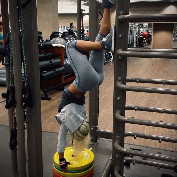 Стройные девчонки в спортивных штанишках