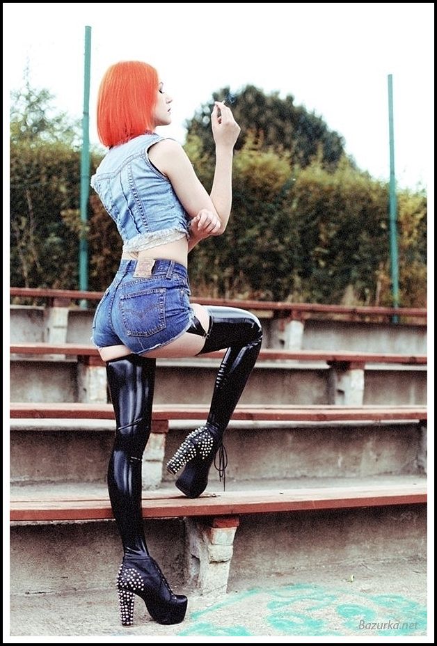 Элегантные студентки на улице сексуально вышагивают в коротких шортах