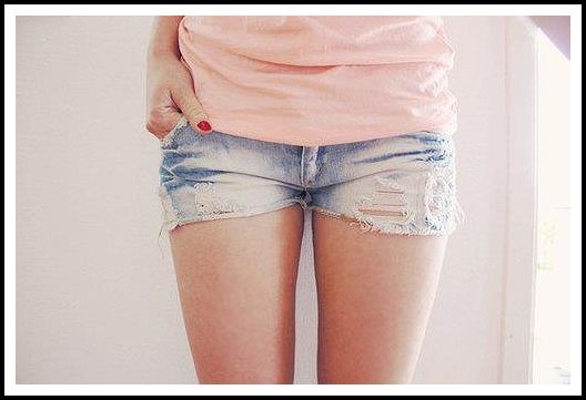 Стройные девицы надели короткие шорты, чтобы возбуждать