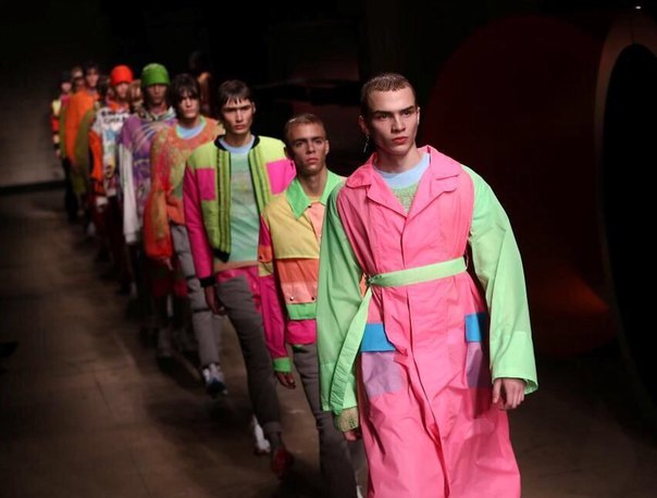 Это кадры из Лондона, с показа "Мужская мода 2017"