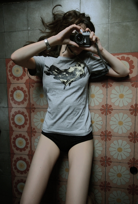 Красивые девки в эротике не боятся откровенно показывать молодое тело и сиськи Красивые девки в эротике не боятся откровенно показывать молодое тело и сиськи