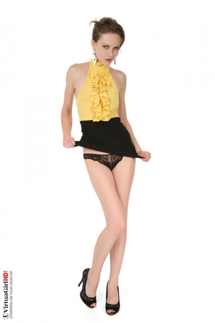 Гламурная путана с аппетитными сиськами выставила и зрелый лысый лобок