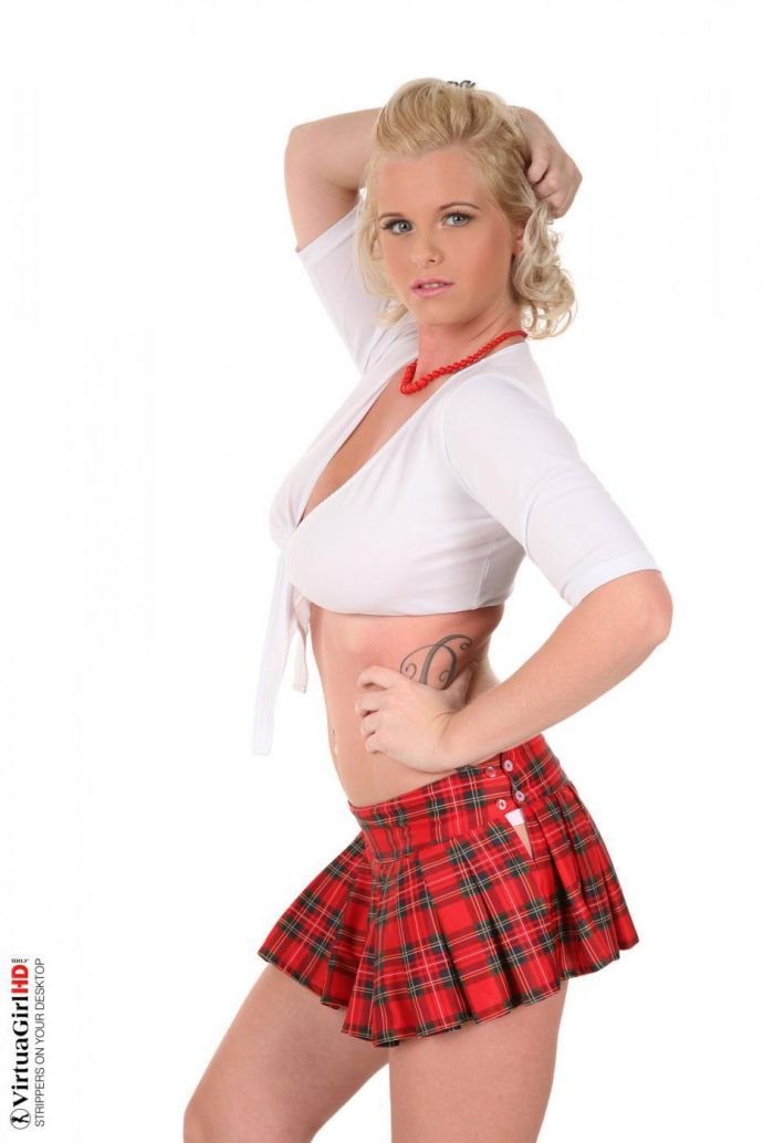 Грудастая студентка с тату показала под юбкой лобок