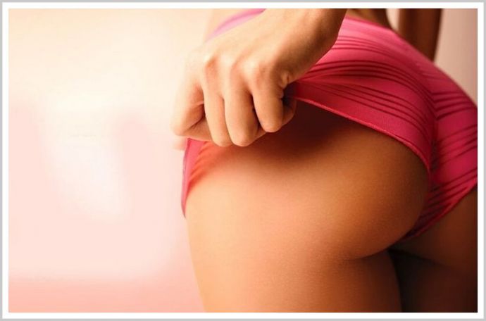 Идеальные тёлки показывают ягодицы крупным планом на фотках