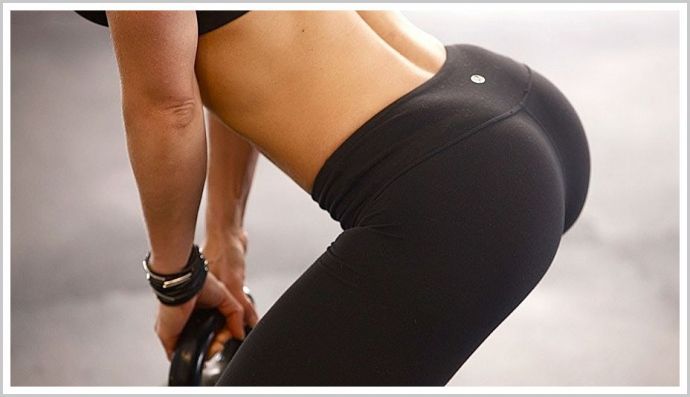 Идеальные тёлки показывают ягодицы крупным планом на фотках