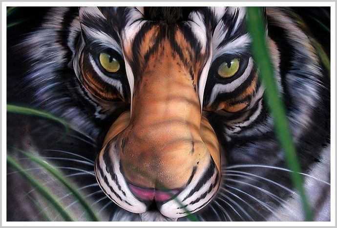 Симпатичные девицы с боди артом на теле выглядят соблазнительно