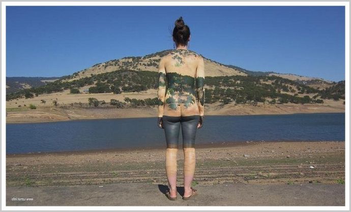 Симпатичные девицы с боди артом на теле выглядят соблазнительно