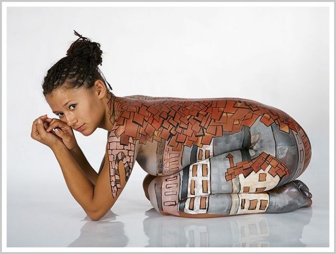 Симпатичные девицы с боди артом на теле выглядят соблазнительно