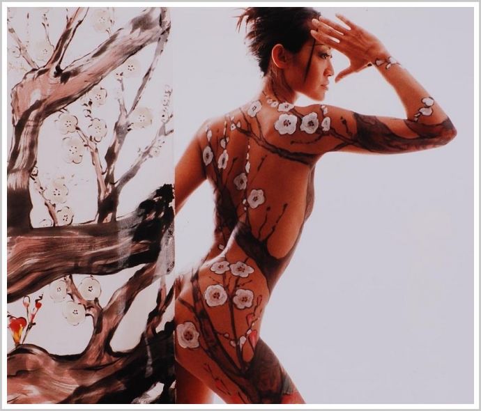 Симпатичные девицы с боди артом на теле выглядят соблазнительно