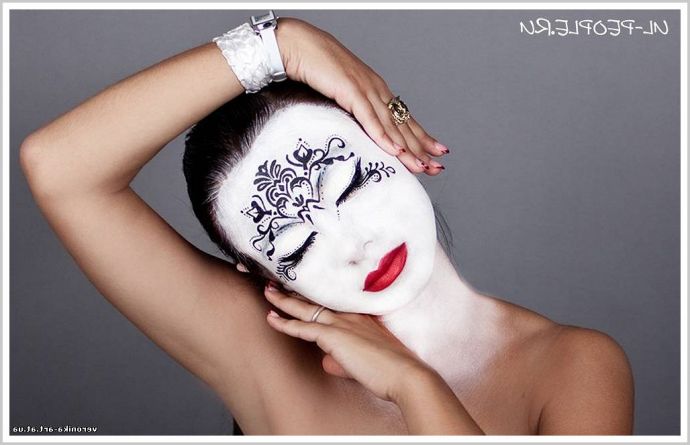 Симпатичные девицы с боди артом на теле выглядят соблазнительно