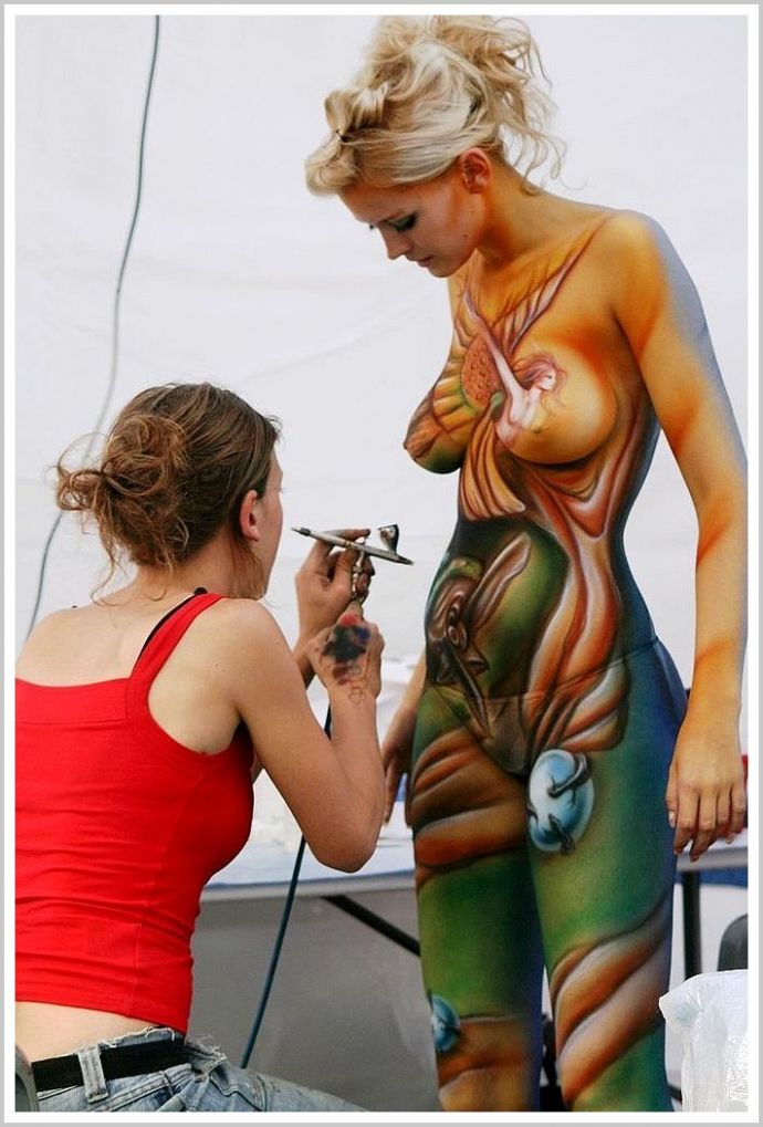 Симпатичные девицы с боди артом на теле выглядят соблазнительно