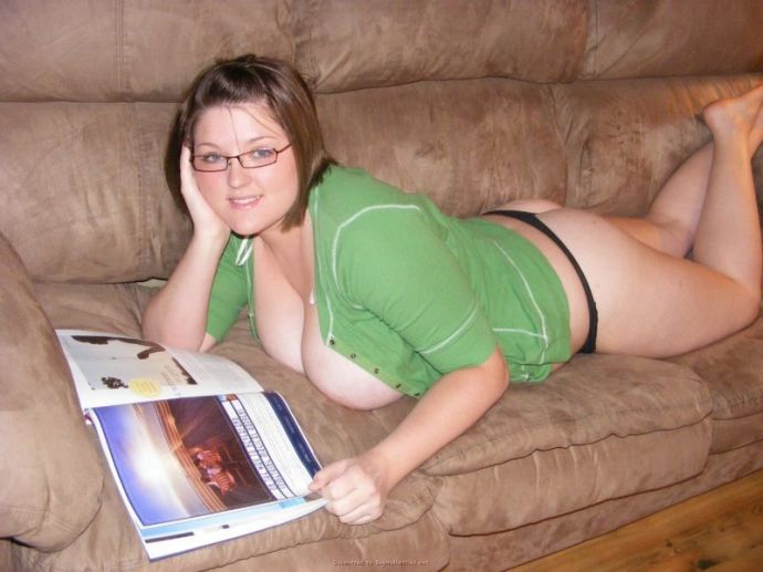 Зрелые и распутные женщины показывают огромные задницы в спальне