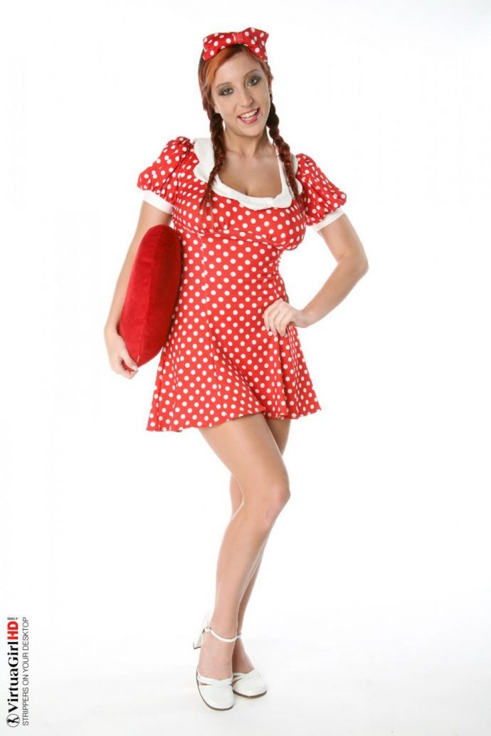 Милая служанка показывает красивые сиськи и снимает униформу