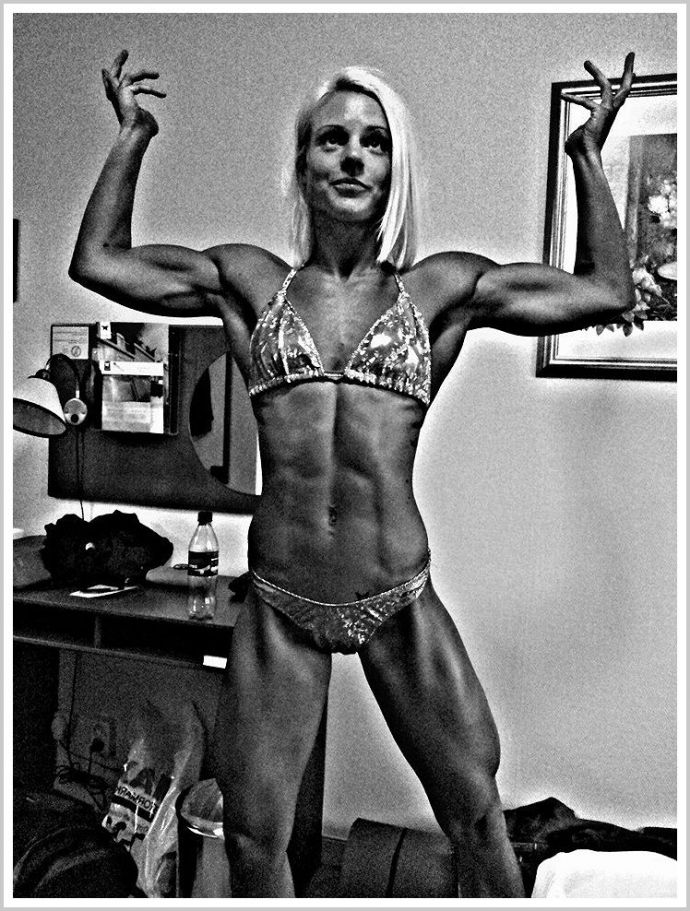 Мускулистые тётки из качалки нежно сжимают титьки