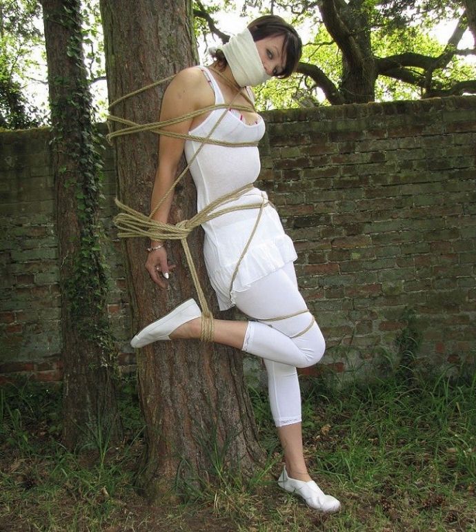 Привлекательные девушки, связанные веревками, любят пытки и оргазм