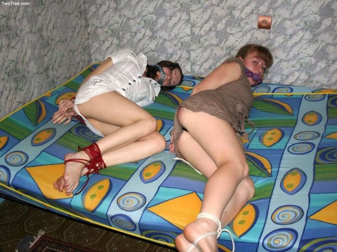 Привлекательные девушки, связанные веревками, любят пытки и оргазм