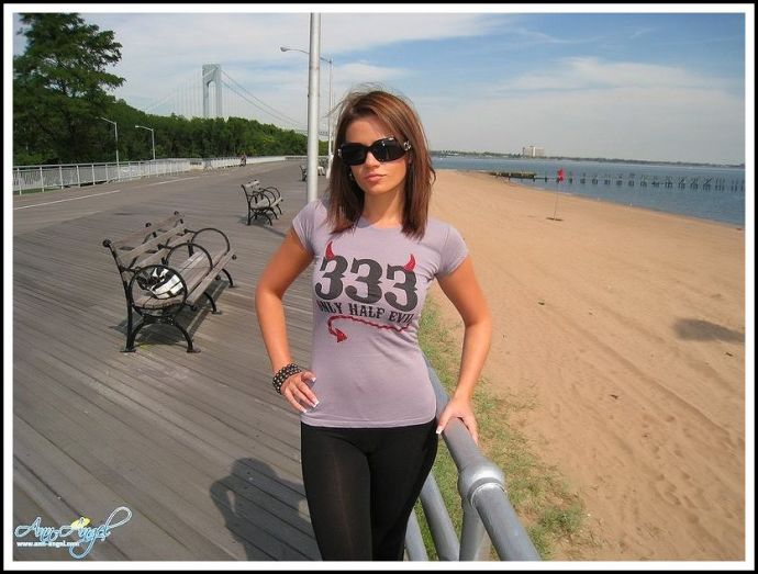 Сексапильные спортсменки носят лосины в обтяжку