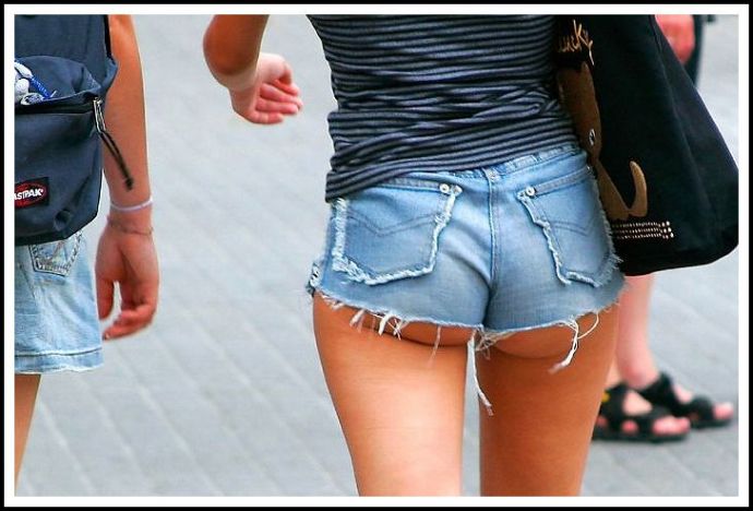 Стройные девицы надели короткие шорты, чтобы возбуждать