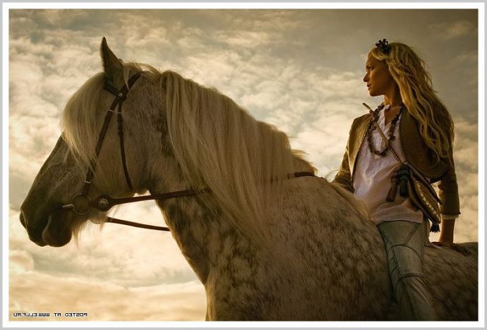 Милая девушка и конь откровенно соблазняет на природе