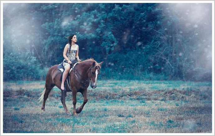 Стройные красотки с лошадьми возбуждают на откровенных фото