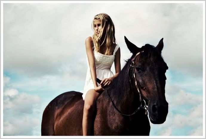 Милая девушка и конь откровенно соблазняет на природе