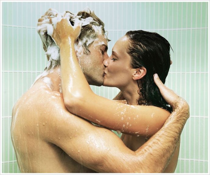 Блондинки и брюнетки в душе раскрывают всю сексапильность