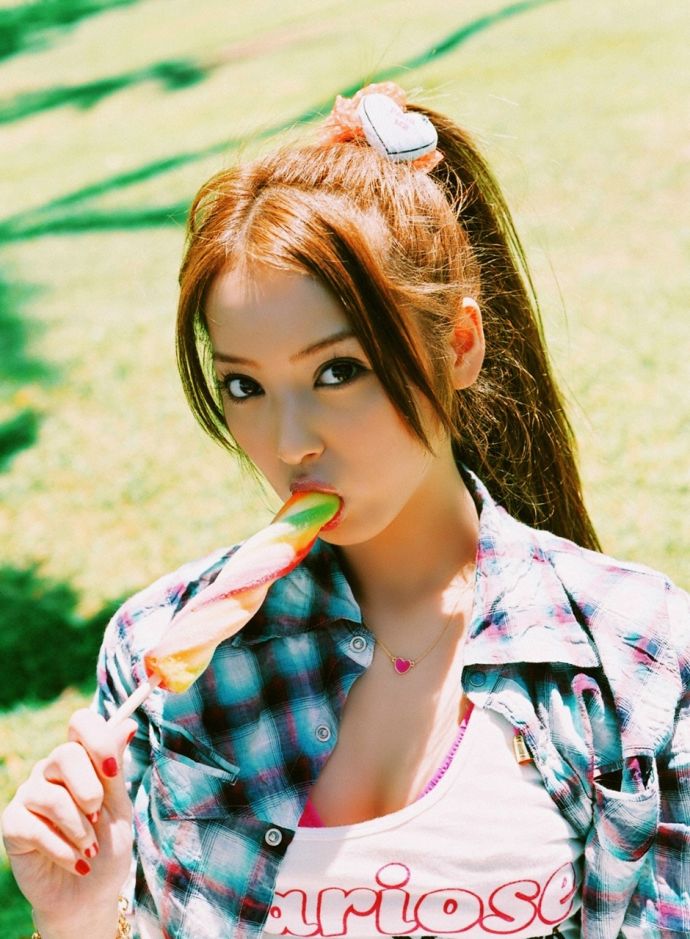 Гламурные сучки любят эротично сосать на публике