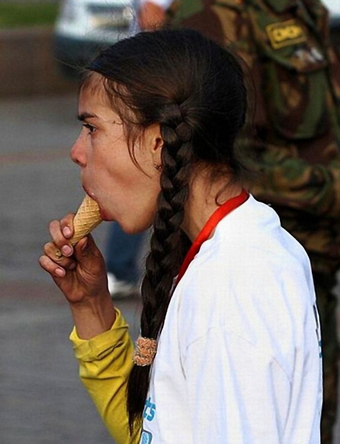 Гламурные сучки любят эротично сосать на публике