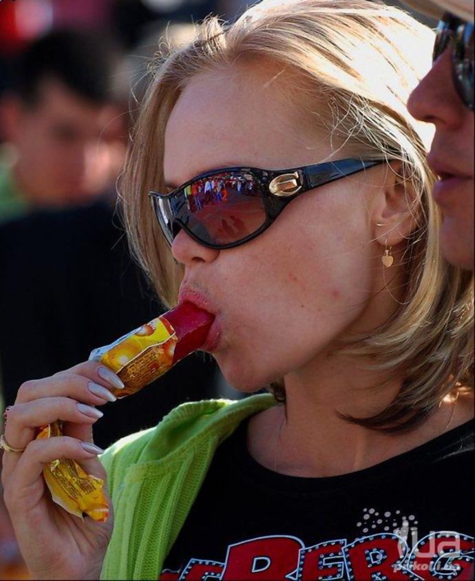 Гламурные сучки любят эротично сосать на публике