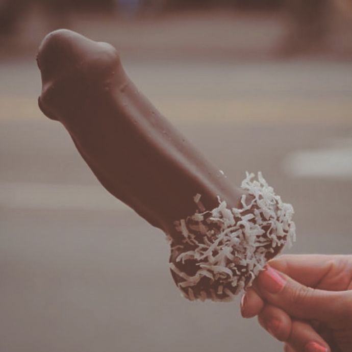 Гламурные сучки любят эротично сосать на публике